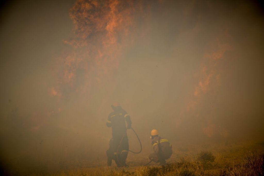 Νέα εστία φωτιάς στη Μαλακάσα – Τιτάνια μάχη με τις φλόγες και τις αναζωπυρώσεις