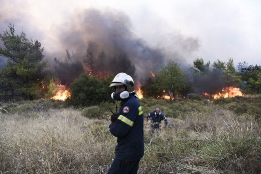 Φωτιά στη Βαρυμπόμπη – Έντονες αναζωπυρώσεις στις Αδάμες – Νέος συναγερμός στην Πυροσβεστική