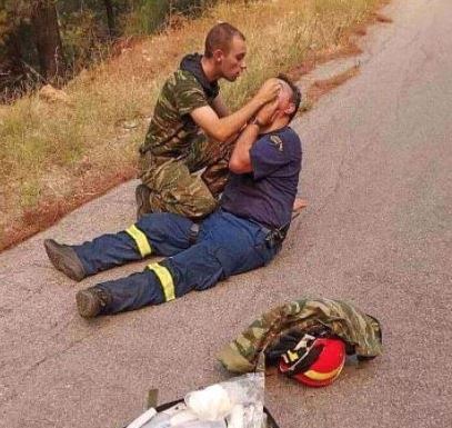 Συγκλονιστική εικόνα – Στρατιώτης δίνει τις πρώτες βοήθειες σε πυροσβέστη