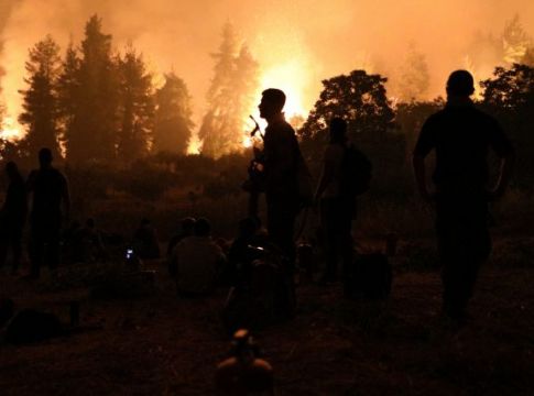 Εύβοια – Μάχη με τις αναζωπυρώσεις – Υπεράνθρωπες προσπάθειες να μην φτάσει η φωτιά στην Ιστιαία