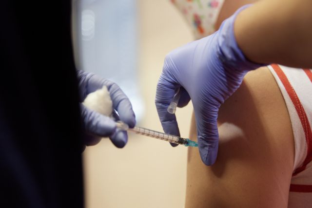 Οι νέες οδηγίες προς πλήρως εμβολιασμένους – Τι ισχύει για μάσκα και διαγνωστικούς ελέγχους