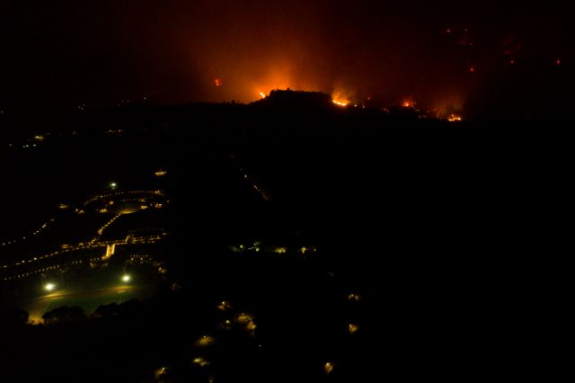 Υπό πύρινη πολιορκία η χώρα – Μάχη για την αρχαία Ολυμπία – Μαίνονται οι φωτιές σε Εύβοια και Μεσσηνία