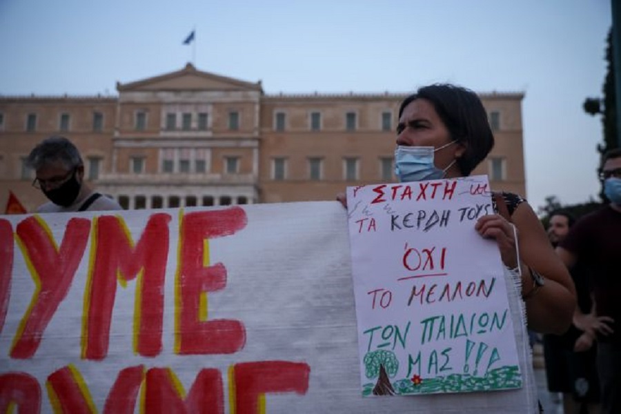 Φωτιές – Διαδήλωση στο κέντρο της Αθήνας για τις καταστροφικές πυρκαγιές