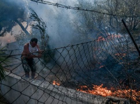 Φωτιά στην Αττική – Ολονύχτια μάχη με τις φλόγες στα Βίλια – Καλύτερη η εικόνα στη Λαυρεωτική