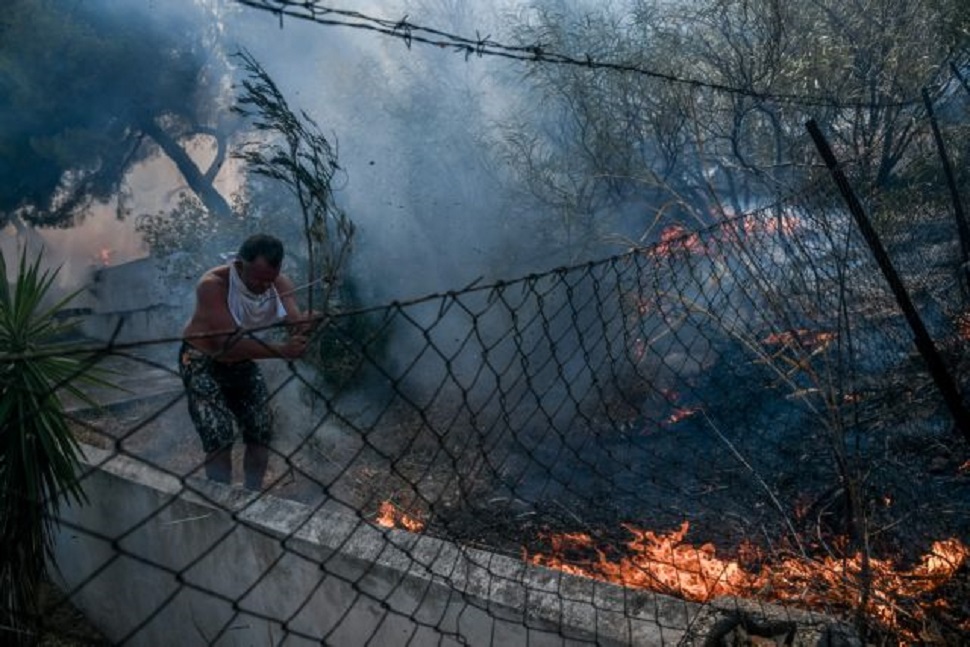 Φωτιά στην Αττική – Ολονύχτια μάχη με τις φλόγες στα Βίλια – Καλύτερη η εικόνα στη Λαυρεωτική