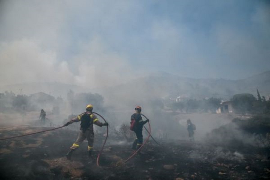 Βίλια – Ανεξέλεγκτη η φωτιά – Εκκενώνονται 4 οικισμοί και ένα γηροκομείο