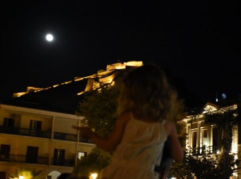 Πάμε μια βόλτα στο φεγγάρι – Εντυπωσιακές εικόνες από την αυγουστιάτικη πανσέληνο
