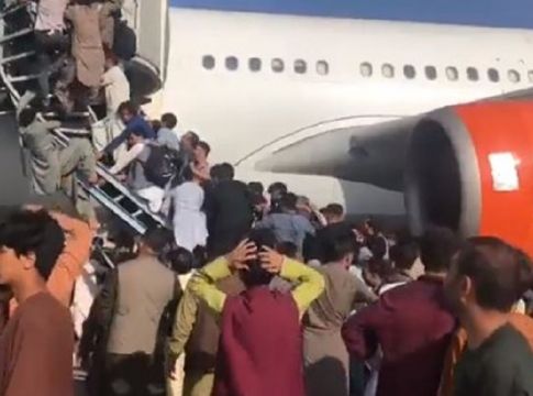 Αφγανιστάν – Χαμός στο αεροδρόμιο της Καμπούλ – Αμερικανοί στρατιωτικοί πυροβολούν στον αέρα (vid)