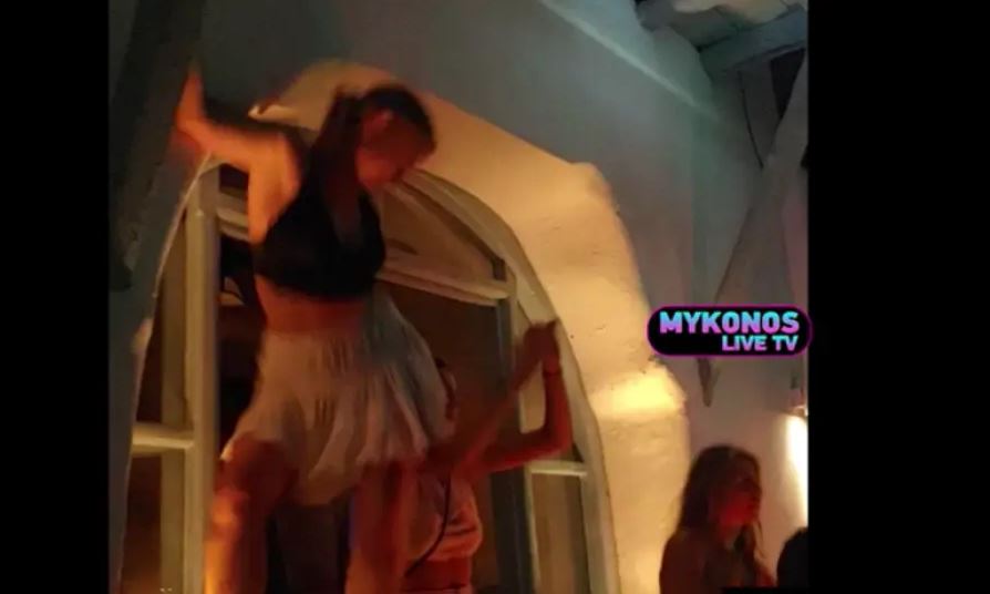 Μύκονος – Ο αισθησιακός χορός τουρίστριας σε μπαρ – «Σκαρφάλωσε» σε παράθυρο για να λικνιστεί