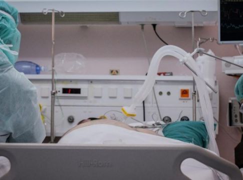 Οι ΜΕΘ γεμίζουν με ανεμβολίαστους – Φόβοι για έκρηξη κρουσμάτων με την επιστροφή των εκδρομέων