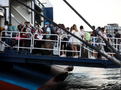 Η επιστροφή από τα νησιά τρομάζει τους ειδικούς – Η ανησυχία για την πίεση στο ΕΣΥ και το εφιαλτικό φθινόπωρο