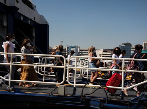 Ανακοινώνονται μέτρα για ανεμβολίαστους – Το σχέδιο για κλειστούς χώρους και σχολεία – Ακόμα πιο κοντά η επιστροφή της μάσκας