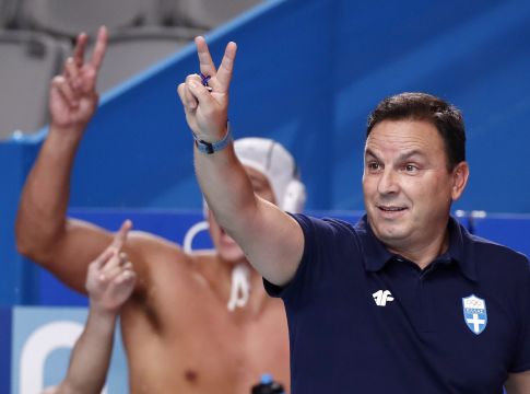 Η ΚΟΕ έκανε βήμα πίσω και ο Βλάχος θα συνεχίσει να προπονεί Ολυμπιακό και Εθνική