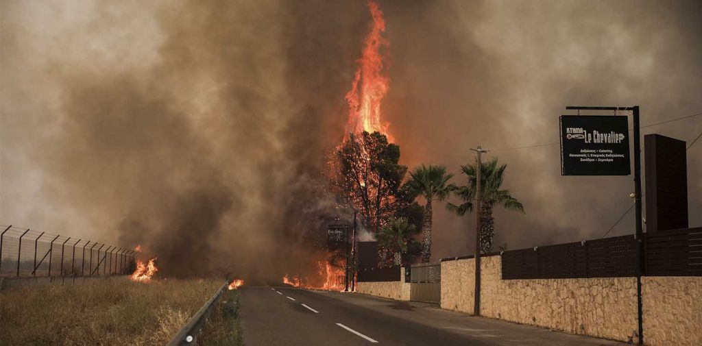 Εκκενώθηκε το Ολυμπιακό Χωριό εξαιτίας της πυρκαγιάς στην Βαρυμπόμπη (vid)