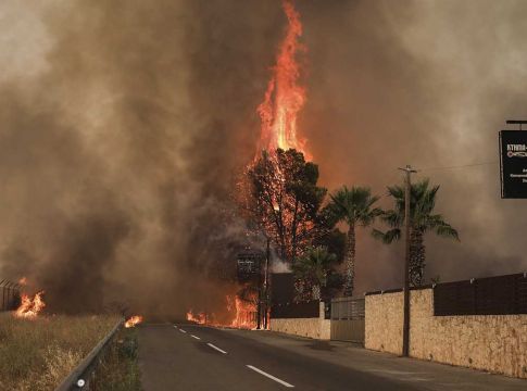 Εκκενώθηκε το Ολυμπιακό Χωριό εξαιτίας της πυρκαγιάς στην Βαρυμπόμπη (vid)