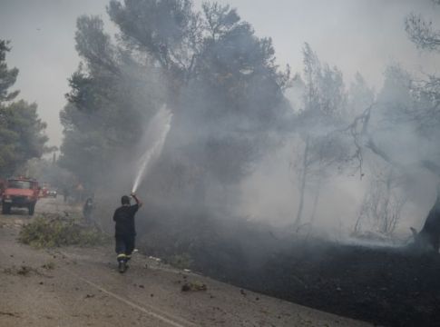 Εφιάλτης στη Βαρυμπόμπη – Τρία νέα ενεργά μέτωπα – Συνεχή μηνύματα από το 112