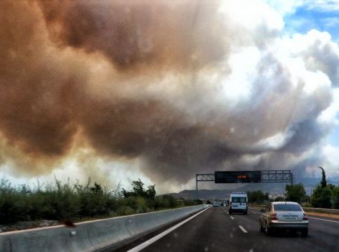 Φωτιές – Χωρίς διόδια η Αττική Οδός – Ποιοι δρόμοι του Λεκανοπεδίου παραμένουν κλειστοί
