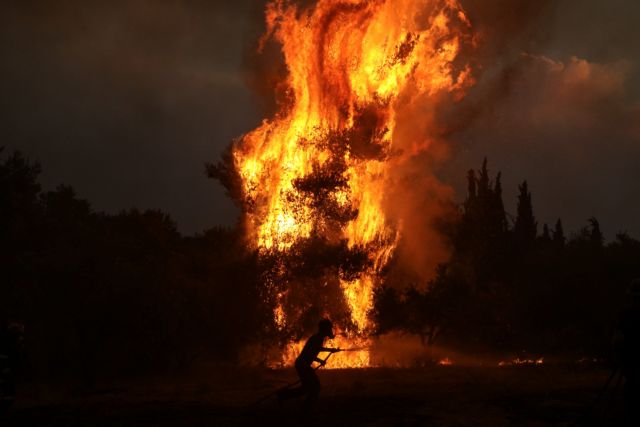 Θρακομακεδόνες – Η φωτιά μπήκε μέσα στα σπίτια (Συγκλονιστικές εικόνες)
