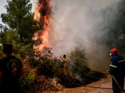 Ώρες αγωνίας – Συνεχείς αναζωπυρώσεις σε Πάρνηθα και Ιπποκράτειο Πολιτεία