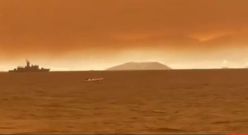Δυστοπικό τοπίο – «Καίγεται» η θάλασσα