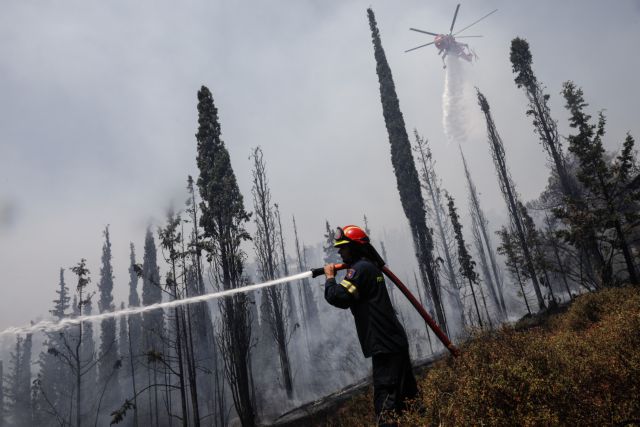 Στο 251 ΓΝΑ ο πυροσβέστης που τραυματίστηκε στην Πάρνηθα – Χτύπησε στο κεφάλι