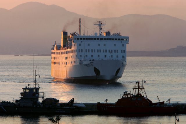 Πρόσκρουση πλοίου στο λιμάνι της Ανάφης – Μεταφέρει 395 επιβάτες