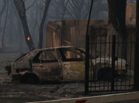 Φωτιά στην Αχαΐα – Συνεχίζεται η μάχη με τις φλόγες – 16 τραυματίες, «στάχτη» 20 σπίτια
