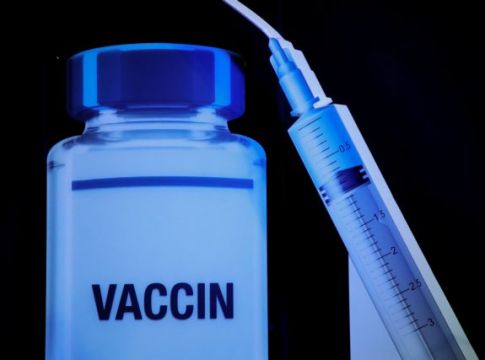 Πρέπει να κάνουμε τρίτη δόση εμβολίου; – Ειδικοί απαντούν σε πέντε «καυτά» ερωτήματα