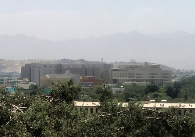 Συγκλονιστικές εικόνες – Οι Αμερικανοί εγκαταλείπουν την πρεσβεία τους στην Καμπούλ με ελικόπτερα