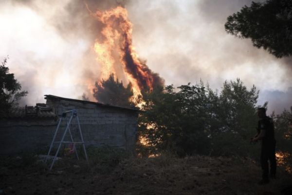 «Πυριτιδαποθήκη έτοιμη για ανάφλεξη» η χώρα – Η θερμοκρασία έφτασε 600 βαθμούς Κελσίου