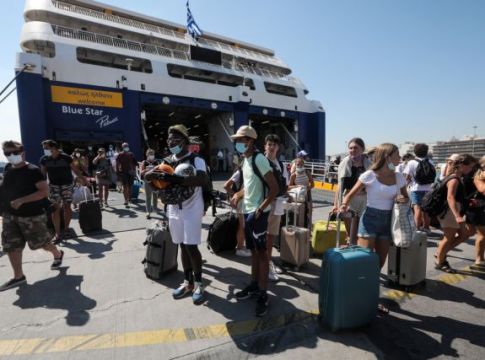 Ερχεται από τις «διακοπές» η μετάλλαξη Δέλτα – Τι κόστoς σε ζωές θα έχει η χαλάρωση του Αυγούστου;