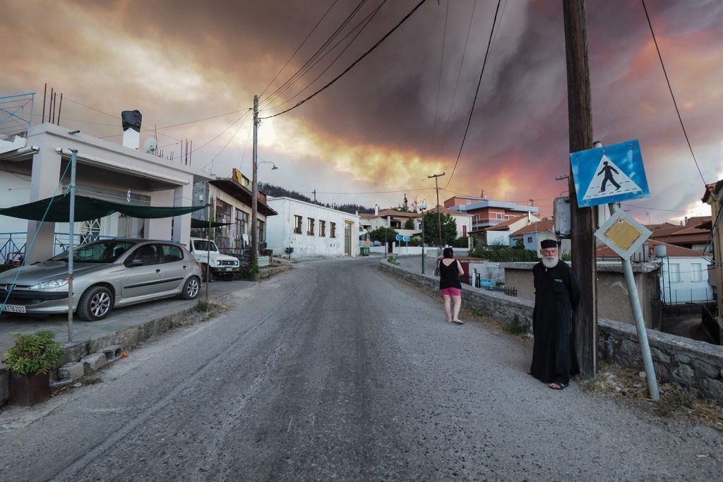 «Έλεος, καιγόμαστε» – Κραυγή αγωνίας από τους κατοίκους στην Εύβοια – Συνεχείς καταγγελίες για απουσία εναέριων μέσων