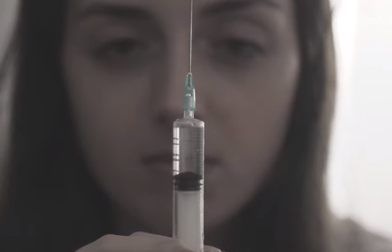 «Εσύ δεν βαρέθηκες;» – Τρομερό βίντεο φοιτητών του ΑΠΘ για τον εμβολιασμό