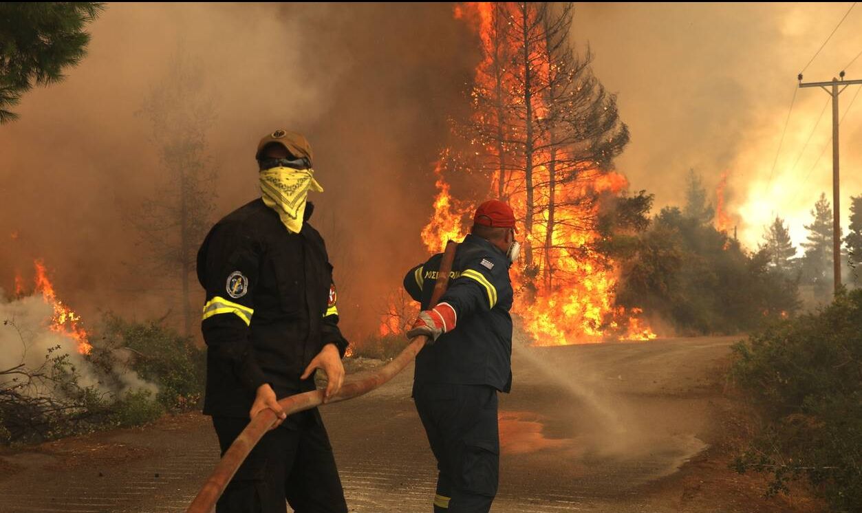 Σε πύρινο κλοιό η Γορτυνία – Χτυπούν οι καμπάνες καλώντας τον κόσμο να εκκενώσει