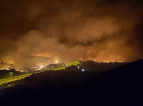 Νύχτα κόλασης σε Αττική, Εύβοια, Μάνη – Χιλιάδες άνθρωποι και περιουσίες στο έλεος του πύρινου ολέθρου