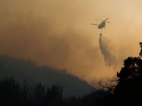 «Σβήνει» χωριά από το χάρτη η πύρινη λαίλαπα στην Εύβοια – Μάχη για να μην περάσει η φωτιά το Καντήλι