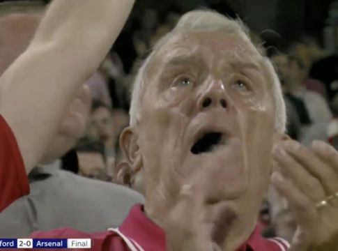 Συγκινητικό στιγμιότυπο με οπαδό της Μπρέντφορντ να κλαίει μετά τη νίκη επί της Άρσεναλ! (vid)