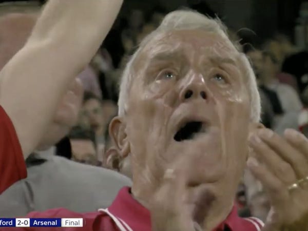 Συγκινητικό στιγμιότυπο με οπαδό της Μπρέντφορντ να κλαίει μετά τη νίκη επί της Άρσεναλ! (vid)