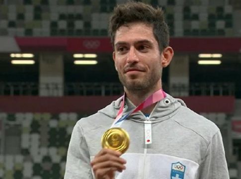 Στο ψηλότερο σκαλί του βάθρου με… συρτάκι ο Τεντόγλου (vids)