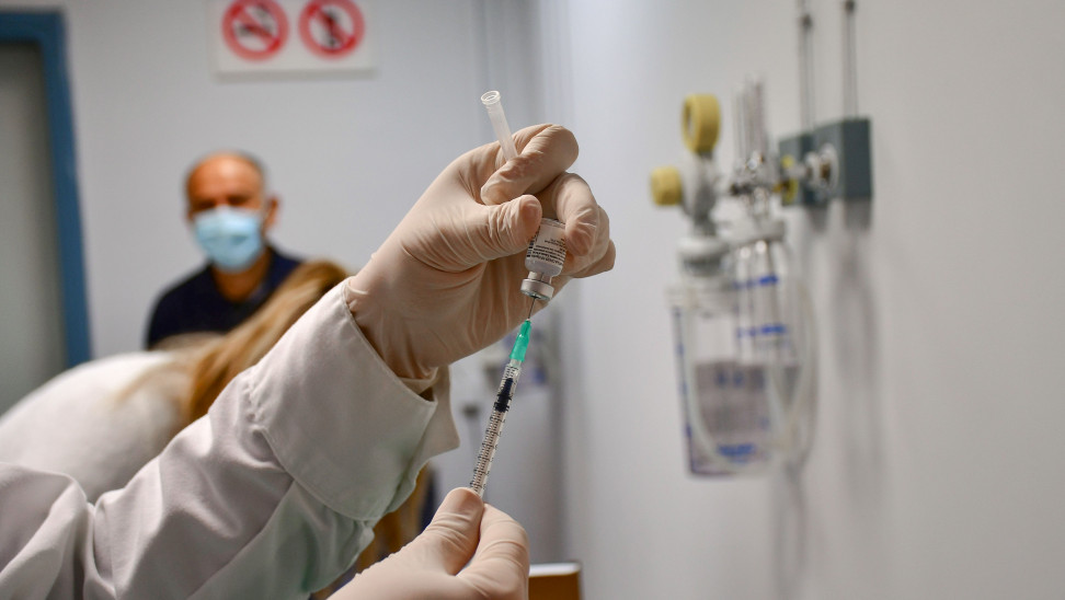 Κορωνοϊός – 30% πάνω η θνητότητα με εμβολιασμό κάτω του 1% ημερησίως
