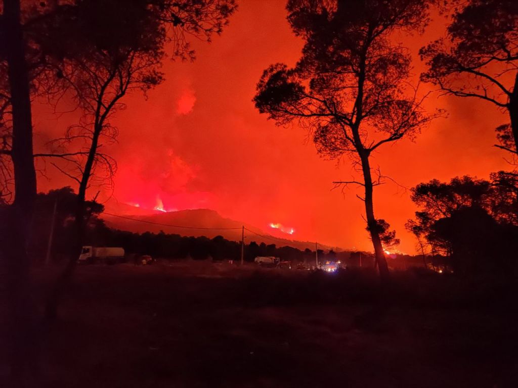 Επιτέθηκαν σε δημοσιογράφους στη φωτιά της Βαρυμπόμπης – Αποκλειστικό βίντεο