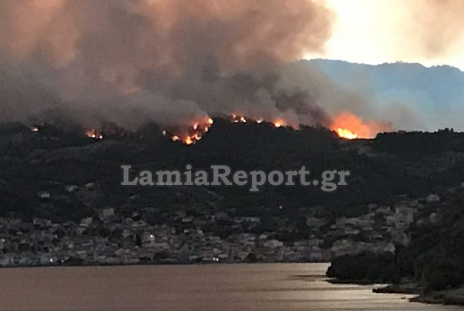 Λίμνη Εύβοιας – Η θάλασσα σταμάτησε τις φλόγες, κάηκαν σπίτια – Τρία τα μεγάλα μέτωπα