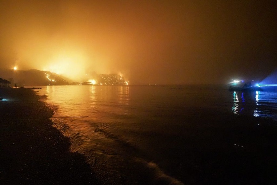 Φωτιά στην Εύβοια – Δραματική έκκληση από τον δήμαρχο Μαντουδίου- «Αν δεν ανακοπεί η φωτιά, θα φτάσει στη Χαλκίδα»