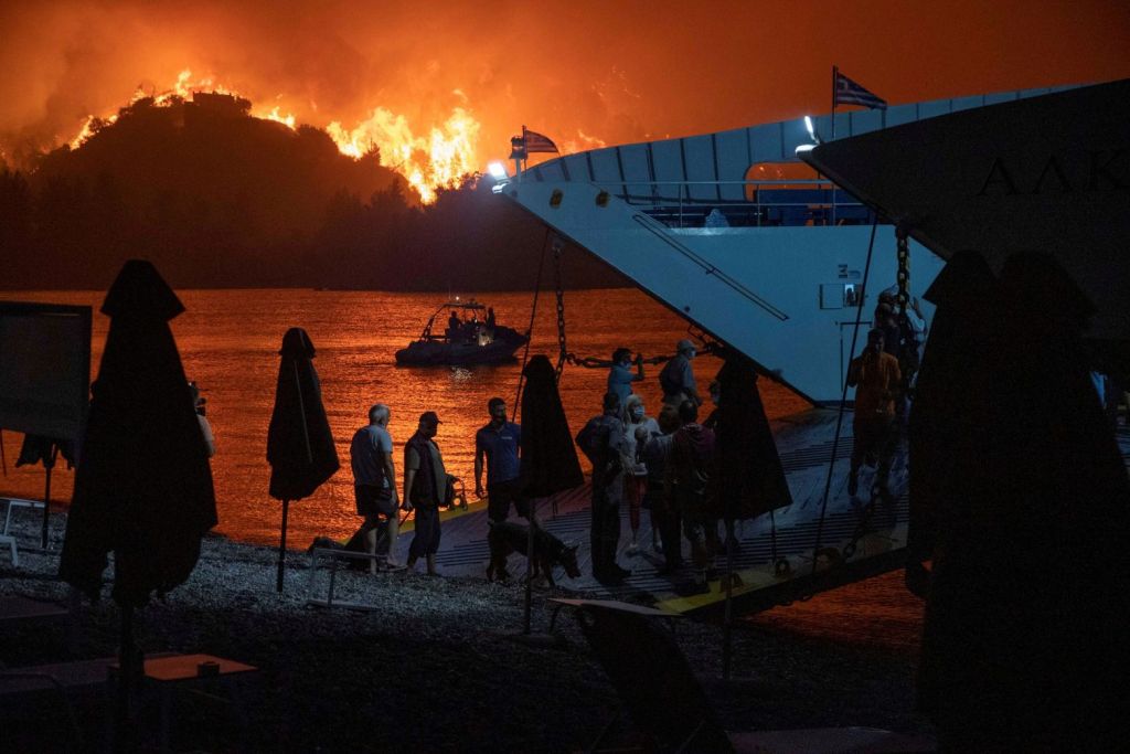 Φωτιά στην Εύβοια – Μαίνεται ανεξέλεγκτη – Η εικόνα στα μέτωπα της Αττικής και της Ηλείας