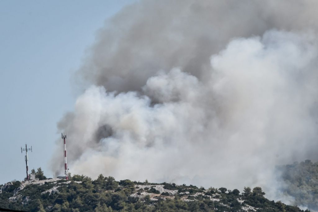 Μεγάλη φωτιά τώρα στην Άμφισσα – Ισχυρές δυνάμεις στην περιοχή