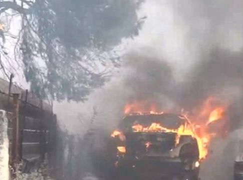 Φωτιά στη Βαρυμπόμπη – Συγκλονιστικό βίντεο – Μέσα στα σπίτια οι φλόγες