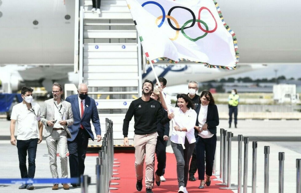 Έφτασε στο Παρίσι η Ολυμπιακή σημαία