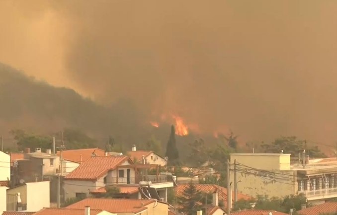 Ανεξέλεγκτη η φωτιά στα Βίλια – Στα 400 μέτρα από τα σπίτια οι φλόγες