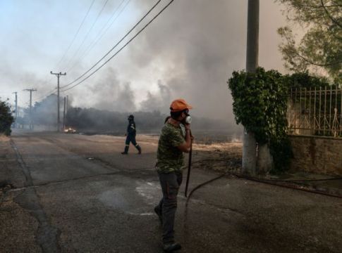Πύρινη κόλαση στην Αττική – Πού εντοπίζονται τα κύρια μέτωπα – Στη μάχη τα εναέρια μέσα