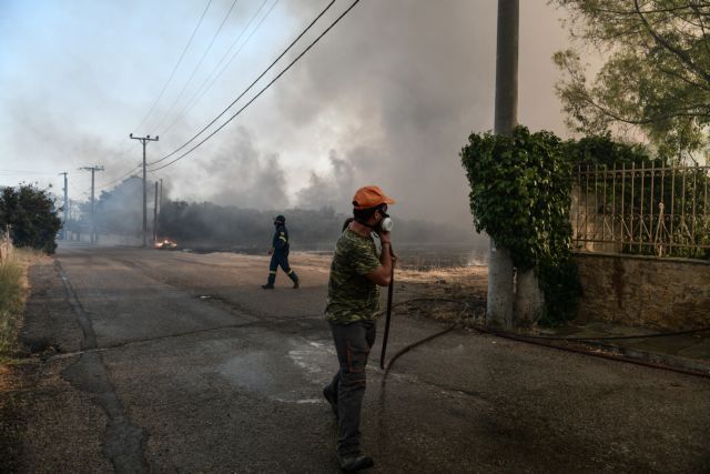 Πύρινη κόλαση στην Αττική – Πού εντοπίζονται τα κύρια μέτωπα – Στη μάχη τα εναέρια μέσα